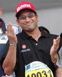 Master Blaster Sachin Tendulkar cheers for the marathon runners