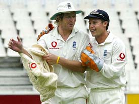 England wicketkeeper Geraint Jones congratulates teammate Matthew Hoggard after the latter picked one of his seven wickets on the final day of the fourth Test against South Africa