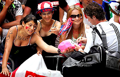 Russian fourth seed  Marat Safin signs autographs for fans following his second round victory over Czech Republic's Bohdan Ulihrach 