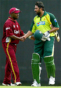 Brian Lara congratulates Inzamam-ul-Haq after winning the one-day match in Brisbane on Wednesday