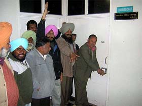 Municipal Corporation employees of Patiala lock the office of the Commissioner