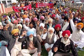 Kirti Kisan Union activists stage a dharna outside the DC�s office in Moga