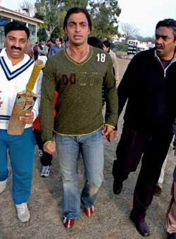 Pakistani fast bowler Shoaib Akhtar leaves after addressing a press conference in Islamabad 