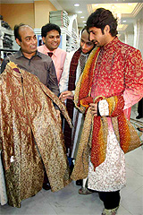Pakistani hockey player Saqlain Muhammed buys sherwani for his marriage