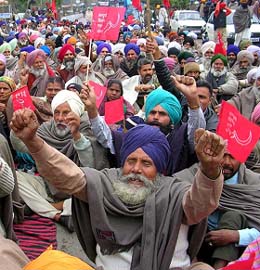 Thousands of farmers from border areas under the banner of the Bharatiya Kisan Ekta Union, Jamhuriat and Punjab Kisan Sabha Committee hold a demonstration in support of their demands in Amritsar