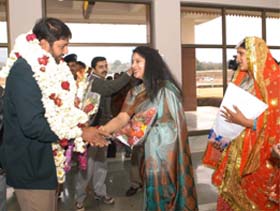 Pakistan cricket captain Inzamam-ul-Haq is welcomed at Gaggal airport in Kangra district