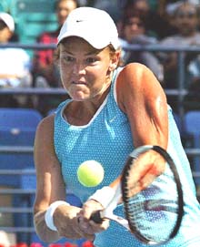 Lindsay Davenport of the USA hits a backhand to Switzerland�s Patty Schnyder in their semifinal match in the Dubai Open on Friday. Davenport won 4-6, 7-5, 6-1.