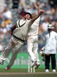 Australian captain Ricky Ponting pulls off a stunning catch to dismiss New Zealand batsman Iain O'Brien 