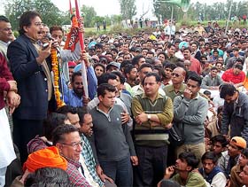 Vinod Khanna addresses a rally at Kathlore in Gurdaspur