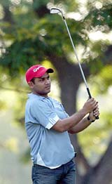 Virendra Sehwag plays golf ahead of the third Test in Bangalore on Monday