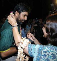 Pakistan captain Inzamam-ul Haq being given a traditional welcome by hotel staff on his team's arival in Bagalore on Sonday night