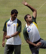 Rana Naved-ul-Hassan and Abdul Razzak at a practice session at Chinnaswami stadium in Bangalore