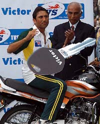 Pakistani cricketer Younis Khan poses with the Man of the Match Award