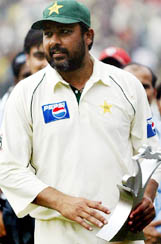 Pakistan captain Inzamam-ul-Haq poses with the trophy after winning the third Test against India to level the series in Bangalore on Monday. 