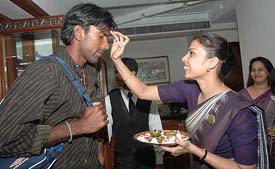Indian bowler L. Balaji is welcomed at a hotel