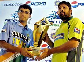 Indian skipper Sourav Ganguly and his Pakistani counterpart Inzamam-ul-Haq unveil the Pepsi Cup ahead of the first ODI Kochi on Friday