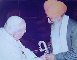 A file photograph of Giani Joginder Singh Vedanti, Jathedar of Akal Takht, meeting Pope John Paul II in January, 2002.