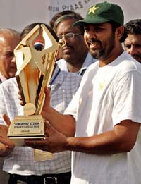 Inzamam-ul-Haq holds the trophy of the series after winning the sixth one-day cricket match in New Delhi
