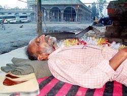 Chaman Lal, a rickshaw-puller, observes a fast to demand completion of the Pathankot bus stand. Photo: Jangi