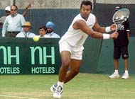 Leander Paes in action against Uzbek player Farruk Dustoy