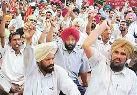 Employees of the Punjab State Electricity Board stage dharna to protest against the move of privatising the board