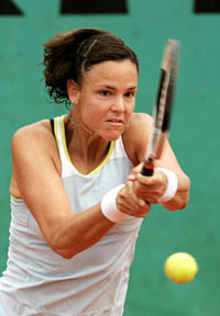 Lindsay Davenport of the USA returns the ball to Belgium�s Kim Clijsters during their match in the fourth round of the French Open in Paris on Sunday. Davenport won 1-6, 7-5, 6-3 to enter the quarterfinal.