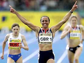 Britain�s Kelly Holmes celebrates on winning the women�s 1500 m race during an international meet in Glasgow, Scotland, on Sunday