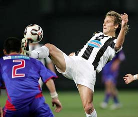 Juventus� Pavel Nedved of the Czech Republic controls the ball against FC Tokyo�s Teruyuki Moniwa during a friendly match in Tokyo