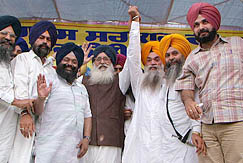Mr Parkash Singh Badal, president, Shiromani Akali Dal, BJP MP Navjot Singh Sidhu and other Akali leaders during a protest dharna in front of the District Courts in Amritsar