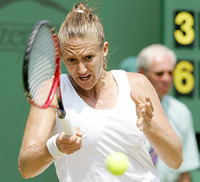 Mary Pierce of France returns the ball to Italy�s Flavia Pennetta in their women�s singles fourth round match at Wimbledon on Monday