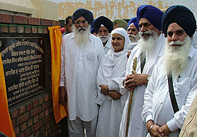 SAD President Parkash Singh Badal and SGPC chief Bibi Jagir Kaur lay the foundation stone of gurdwara hall at Kotshamir village