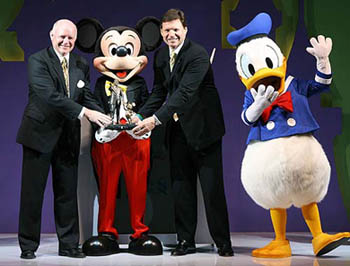 Hong Kong Disneyland Group Managing Director Don Robinson and Standard Chartered Bank Limited Executive Director Peter Sullivan receive souvenirs from Disney ambassador Mickey Mouse