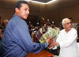 Mahesh Bhupathi receives a bouquet from West Bengal Chief Minister Buddhadeb Bhattacharjee in Kolkata