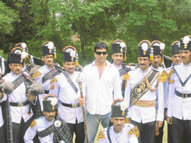 Actor Akshay Kumar with army jawans at Ferozepore.