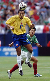 Colombia�s Jairo Patino heads the ball in front of Mexico�s Gonzalo Pineda during their CONCACAF Gold Cup quarterfinal soccer match in Houston, Texas