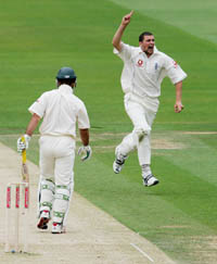 England's seamer Steve Harmison  celebrates taking Australia's captain Ricky Ponting's (left) wicket on the first day of the first Test of the Ashes series at Lord's cricket ground in London