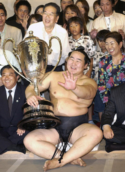 Sumo wrestling grand champion Asashoryu holds the Emperor�s Cup after winning a tournament at Nagoya, central Japan