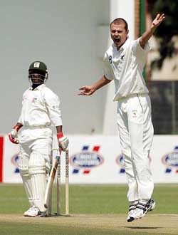 New Zealand's Chris Martin successfully appeals for the dismissal of Zimbabwe skipper Tatenda Taibu