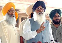 Former Punjab Chief Minister and President of Shiromani Akali Dal Parkash Singh Badal (centre) talks to mediapersons after meeting President A.P.J. Abdul Kalam at Rashtrapati Bhavan in New Delhi on Friday. 