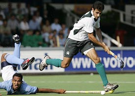 Kanwalpreet Singh (left) vies for the ball with Rihan Butt of Pakistan during their hockey match at the Rabobank Field Hockey tournament in Amstelveen