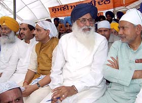 SAD chief Parkash Singh Badal, along with Nitish Kumar, Rajnath Singh, Shahnawaz Hussain and Sukhdev Singh Dhindsa at a function to mark the death anniversary of Sant Harchand Singh Longowal at Longowal village