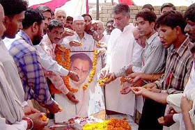 Mr Sunil Jakhar, Parliamentary Secretary, Punjab, and Congress supporters pay tributes to late Rajiv Gandhi on his birth anniversary