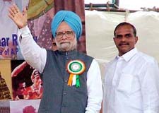 Prime Minister Manmohan Singh with Andhra Pradesh Chief Minister Y S R Reddy at a public meeting in Hyderabad on Sunday