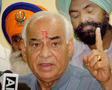 Suspended BJP leader M. L. Khurana addresses a Sikh sammelan of 1984 riot victims organised by the All-India Sikh Conference at the Constitution Club in New Delhi on Sunday