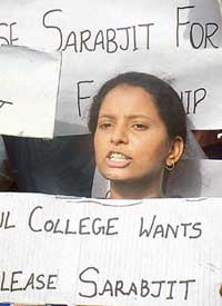 An Indian student at the Wagah joint checkpost appeals to the Pakistanis for the release of Sarabjit Singh. 