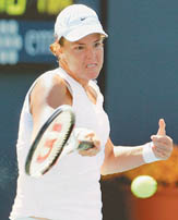 Lindsay Davenport of the USA returns a shot to Amelie Mauresmo of France in the final of the New Haven Open in Connecticut on Saturday. Davenport won 6-4, 6-4 and is set to become the number one ranked player in the world.