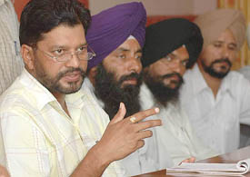 Mr Satnam Singh Kainth, president, Bahujan Samaj Morcha, addresses a press conference in Jalandhar on Monday.