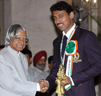 Lt-Col Rajyavardhan Singh Rathore receives the Rajiv Gandhi Khel Ratna Award from President APJ Abdul Kalam at Rashtrapati Bhavan in New Delhi on Monday