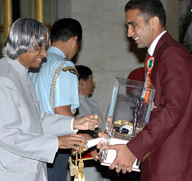Hockey player Deepak Thakur receives the Arjuna Award from President APJ Abdul Kalam during a function at the Rashtrapati Bhavan in New Delhi on Monday