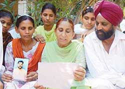 Dalbir Kaur, sister of Sarabjit Singh, along with other family members, reads out Sarabjit’s letter in front of mediapersons at Bhikhiwind in Amritsar on Tuesday.
